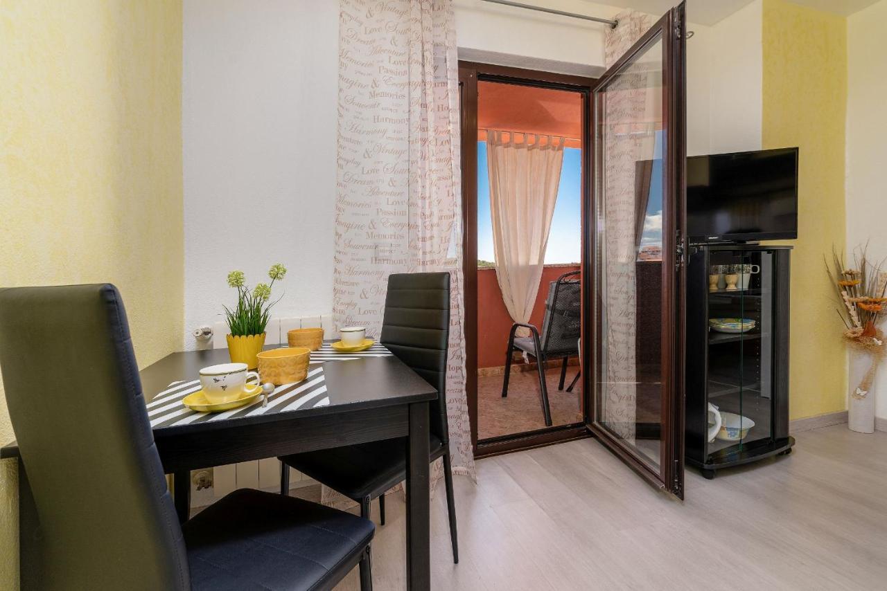 Apartments Miri เวอร์ซาร์ ภายนอก รูปภาพ