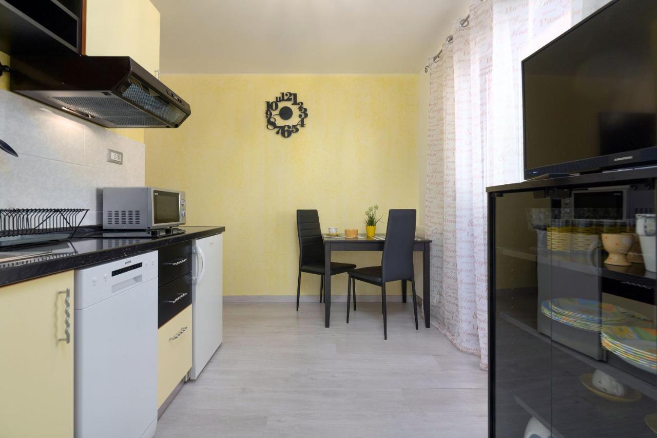 Apartments Miri เวอร์ซาร์ ภายนอก รูปภาพ